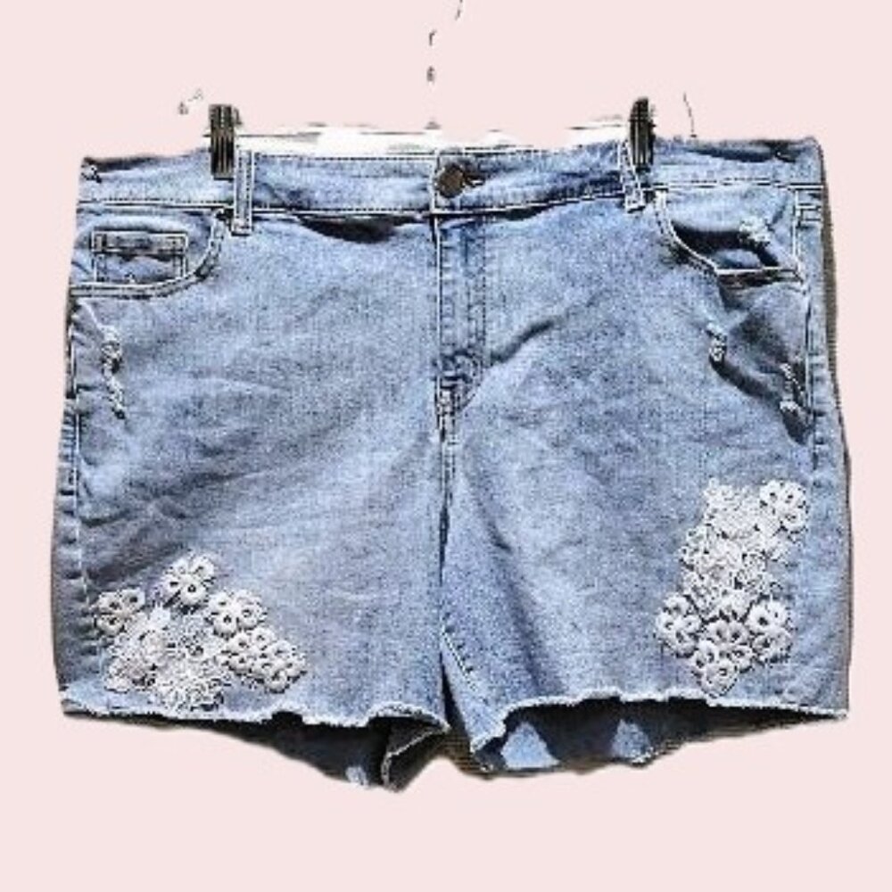 LIGHTWASH CUT OFF DENIM W WHITE CROCHET LACE DISTRESSED ZIPPER JEAN SHORTS  16